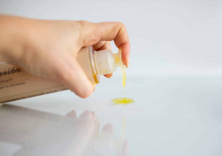 Resibo: Olej abisyński. Jak wykorzystać jego właściwości w pielęgnacji skóry?